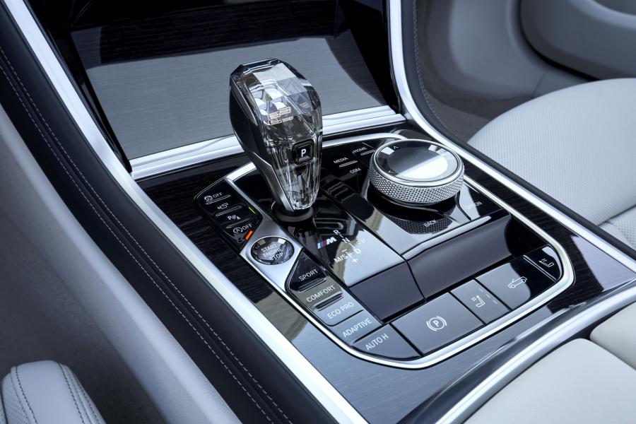 Детали интерьера BMW M850i xDrive Convertible (G14) 2018 года  (WW) (фото 156 из 183)